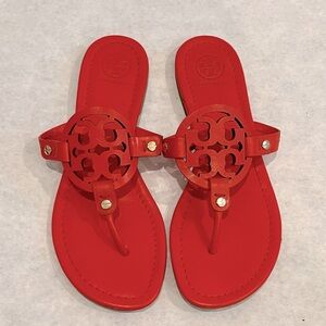 Beautiful orangey red Tory Burch leather logo sandals. Very good condition.